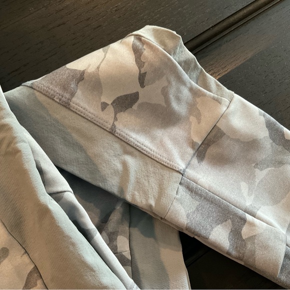 Athleta Essex Tight and Matching All in Motion Bra
Gray Camo
Size Small - Picture 9 of 13